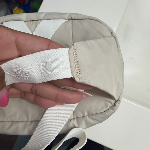 Adidas Waist Bag NWT - Picture 5 of 9